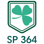 Logo szkoły podstawowej. Przedstawia trójlistną koniczynę umieszczoną na środku zielonego herbu. Pod spodem skrót nazwy szkoły - SP 364